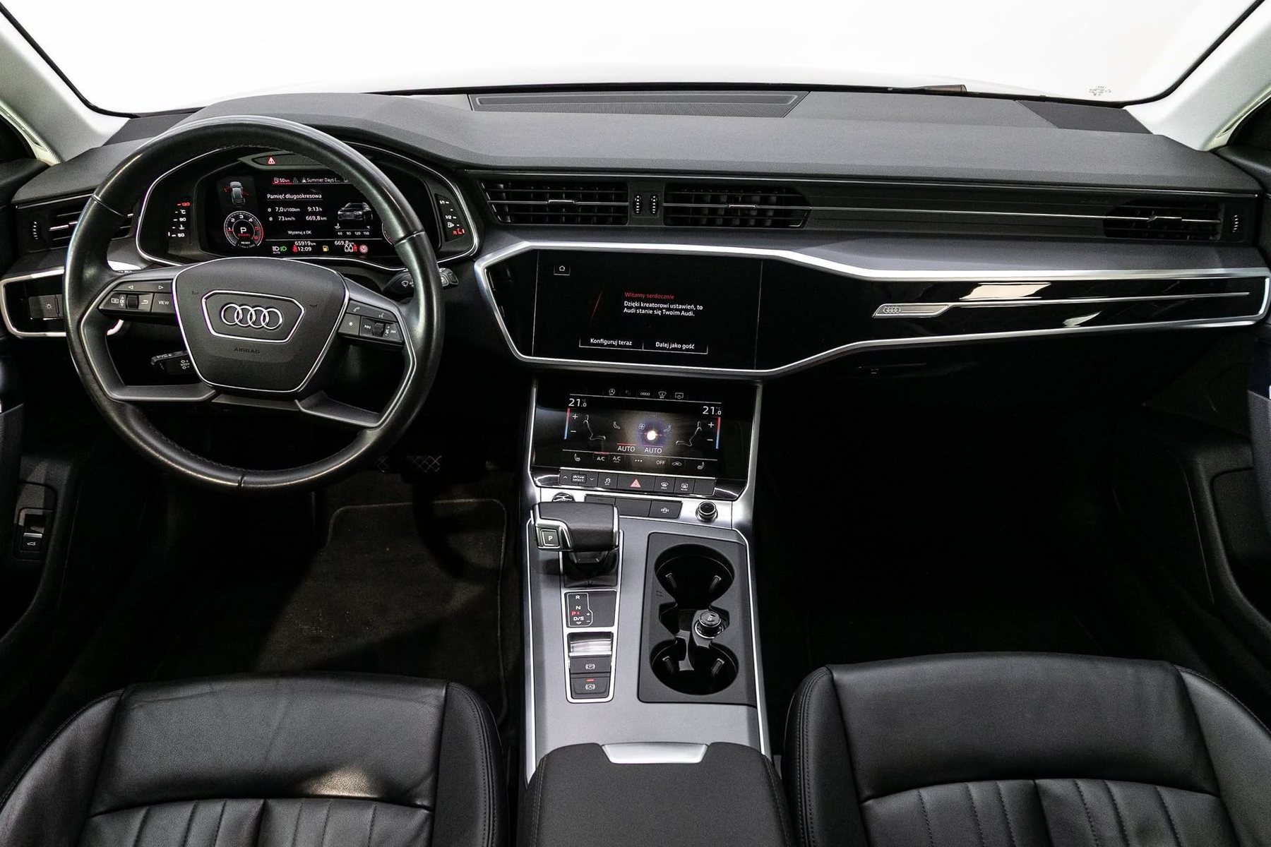 Deska rozdzielcza Audi A6 z szeroką listwą piano black i panelami ekranów MMI — elementy, które warto zabezpieczyć folią PPF
