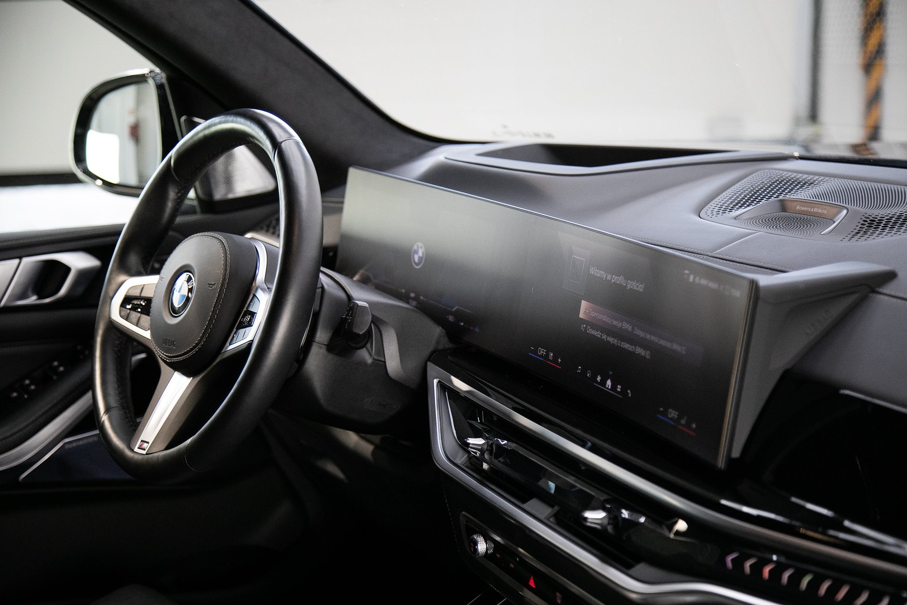 Zakrzywiony ekran BMW w błyszczącej czarnej obudowie — powierzchnia piano black podatna na mikrorysy