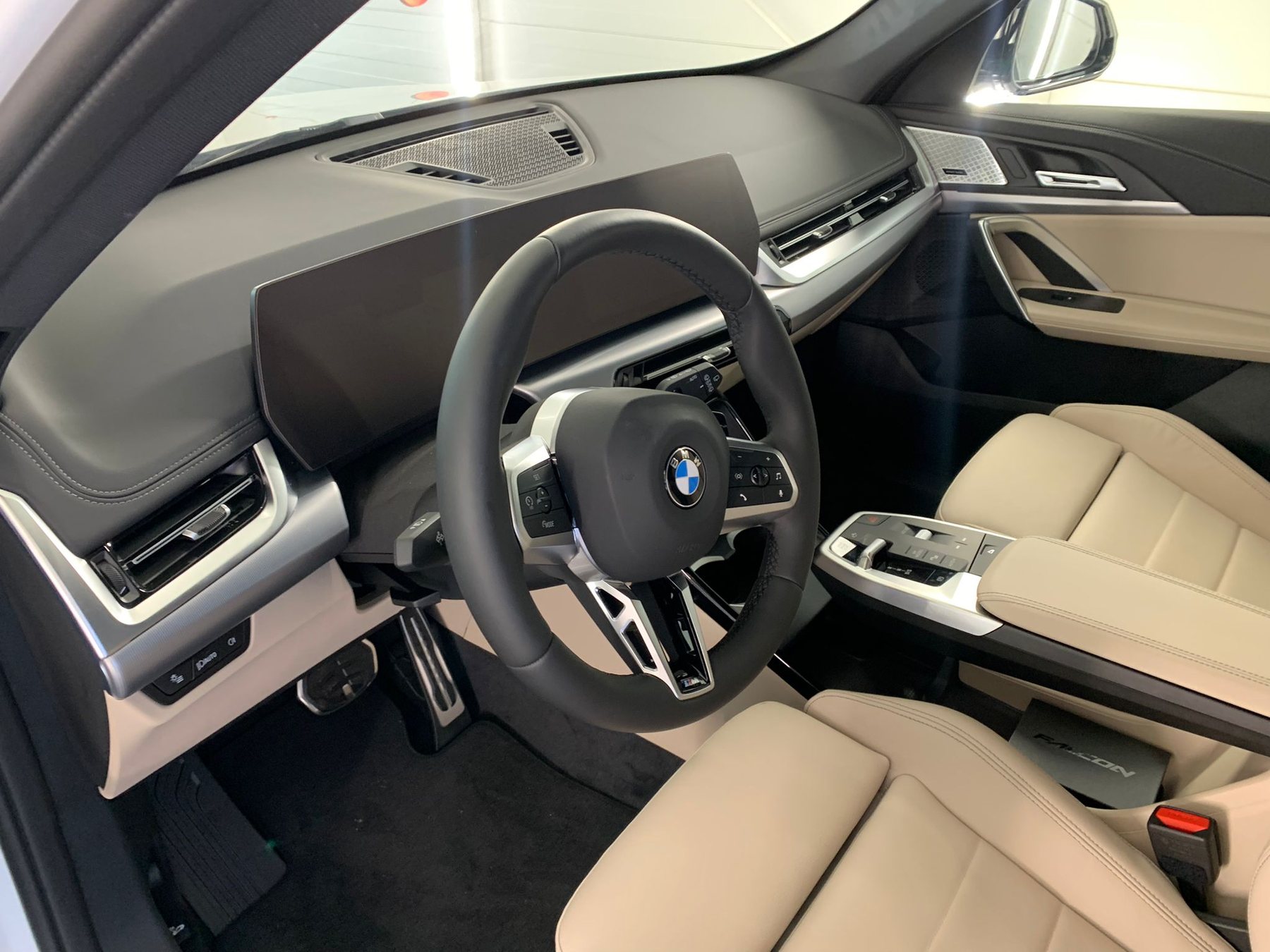 Wnętrze BMW X1 z czarnym, błyszczącym panelem ekranów i konsoli — czyszczenie piano black mikrofibrą