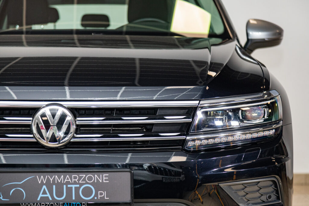 Kontrola gładkości lakieru Volkswagena Tiguana po dekontaminacji, przed korektą